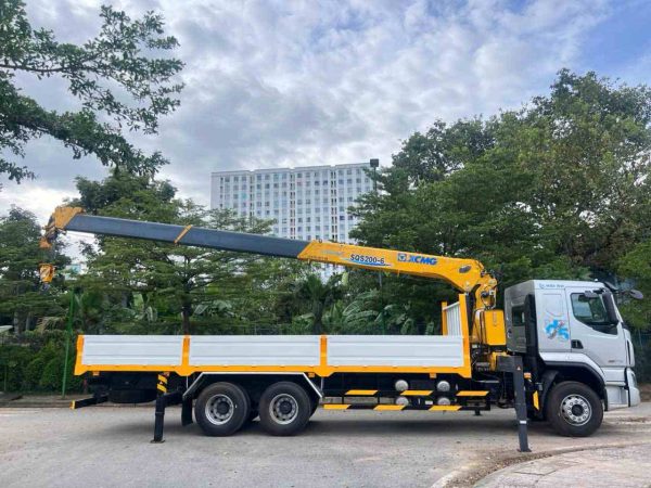 Chenglong H5 gắn cẩu xcmg 8 tấn 6 khúc