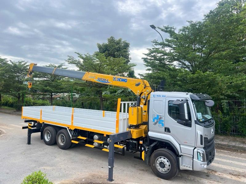 Chenglong H5 gắn cẩu xcmg 8 tấn 6 khúc