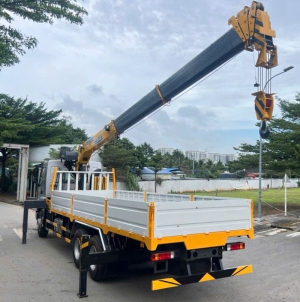Chenglong H5 gắn cẩu xcmg 8 tấn 6 khúc