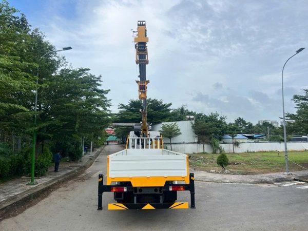 Chenglong H5 gắn cẩu xcmg 8 tấn 6 khúc