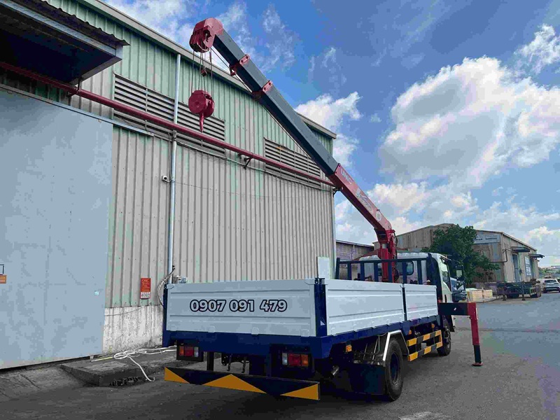 Isuzu 5 Tấn NQR550 Gắn Cẩu Unic 3 Tấn URV374K