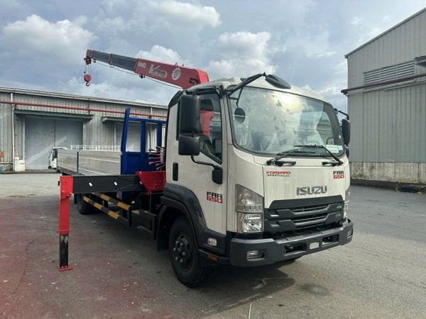 Isuzu FRR90QE5 Gắn Cẩu Unic 3 Tấn 5 Khúc