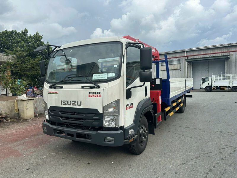 suzu FRR90QE5 Gắn Cẩu Unic 3 Tấn 5 Khúc
