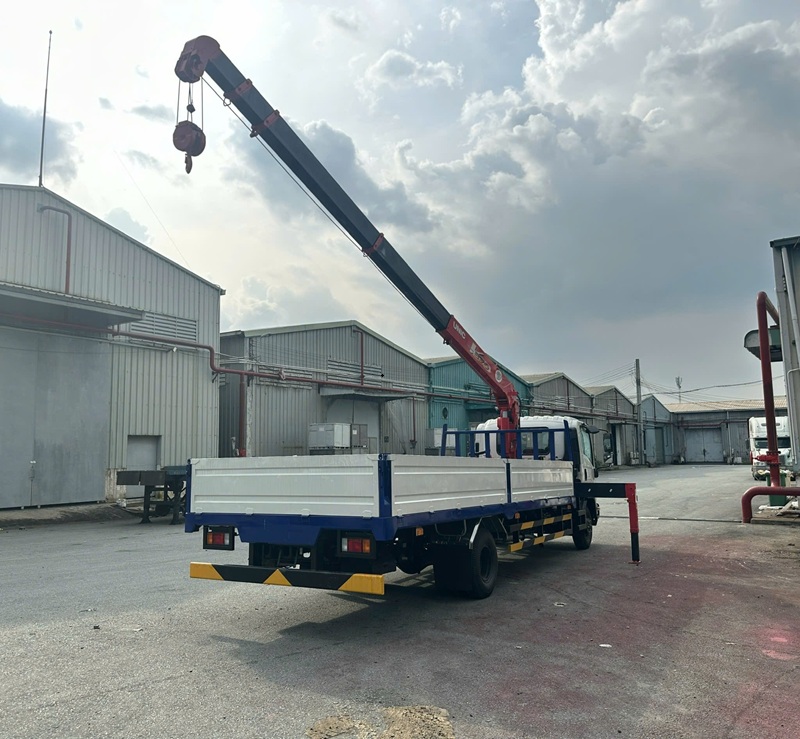 suzu FRR90QE5 Gắn Cẩu Unic 3 Tấn 5 Khúc