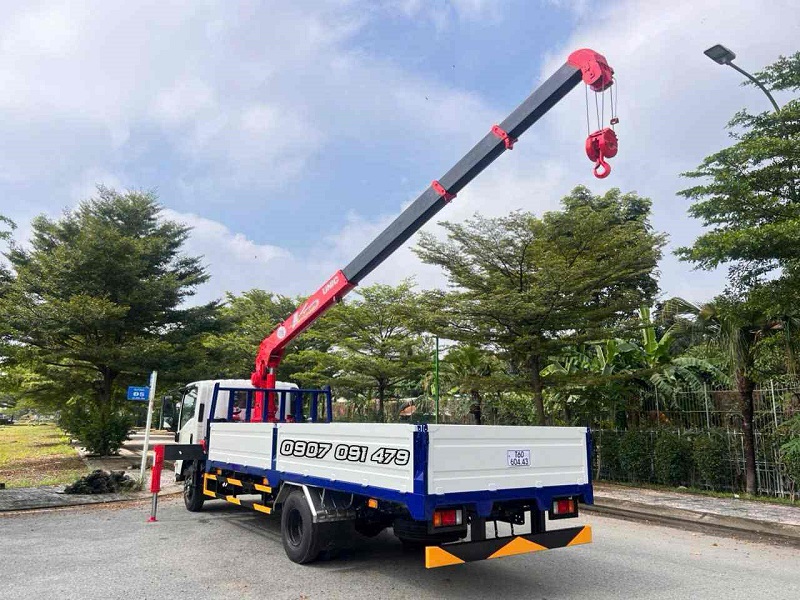 Isuzu 2T5 NPR350 Gắn Cẩu Unic 3 Tấn 4 Khúc