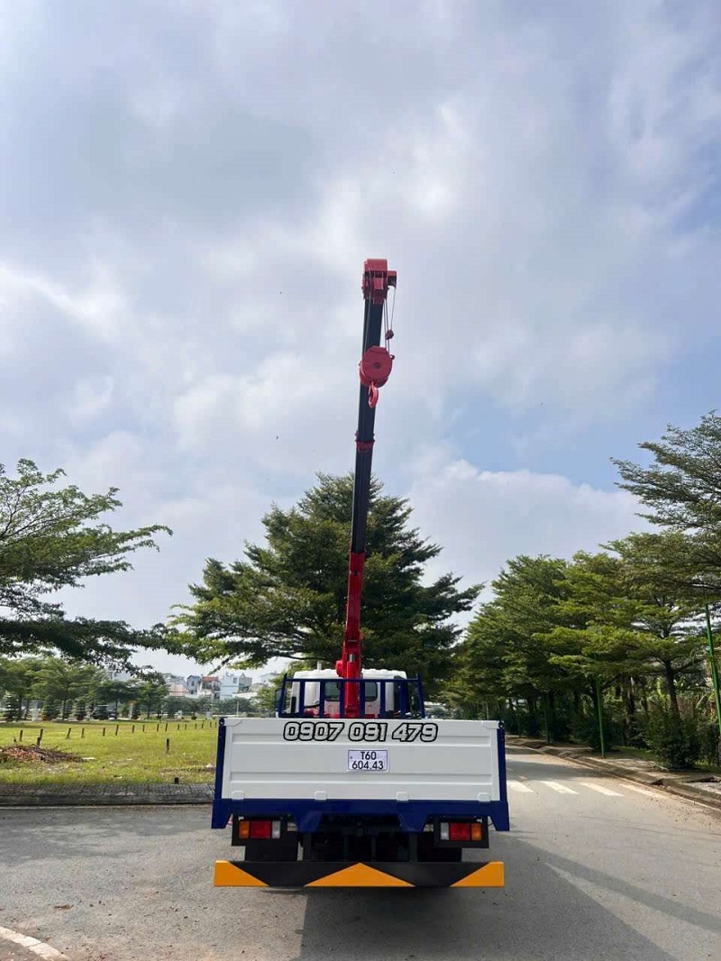 Isuzu 2T5 NPR350 Gắn Cẩu Unic 3 Tấn 4 Khúc