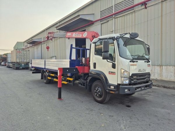 Xe Isuzu FRR650 Gắn Cẩu Unic 3 Tấn 6 Khúc URV376