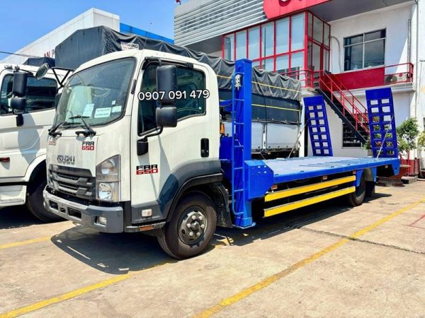 Isuzu FRR650 chở xe cơ giới