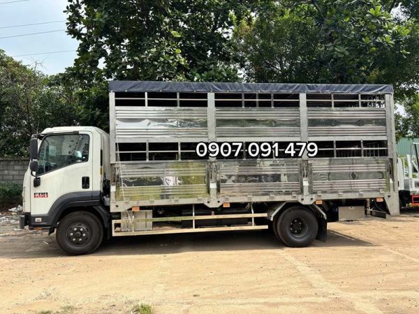 Tổng quan Isuzu FRR90QE5 chở gia súc